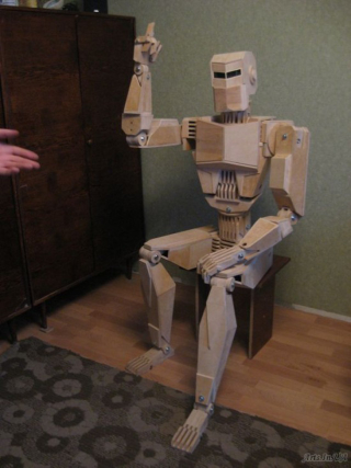 Illustration for article titled A life-sized Cylon made out of wood